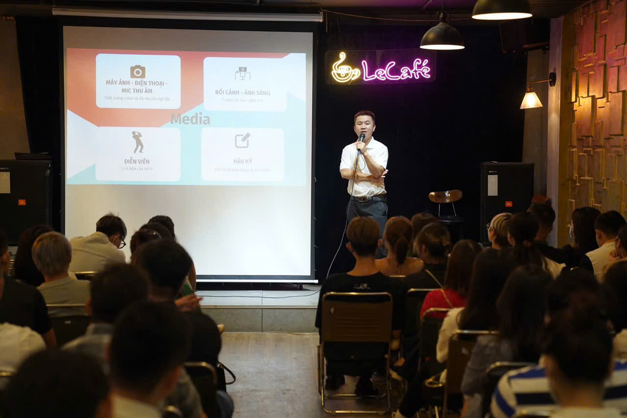 Hồ Sỹ Tiến đang chia sẻ về làm nội dung tại một workshop